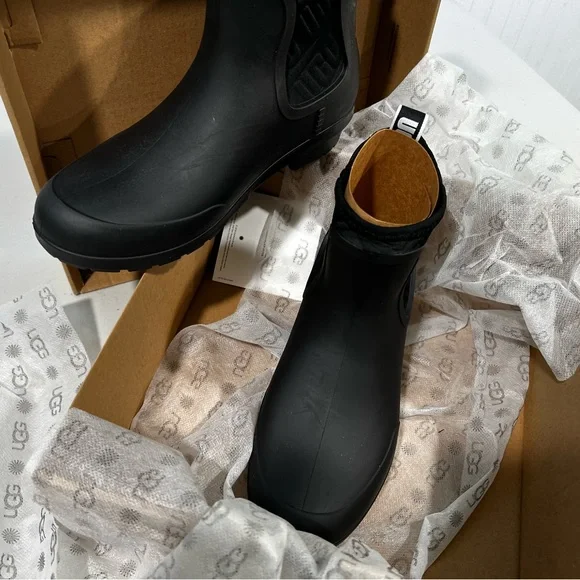 UGG Black Rain & Snow Boots with Elastic Panels - Picture 2 of 8